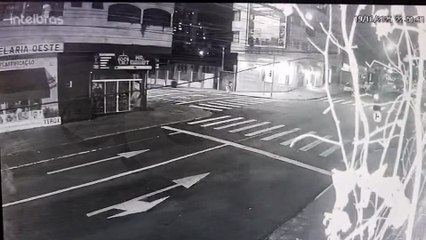 Câmera registra acidente que terminou com homem preso por embriaguez no Centro de Cascavel