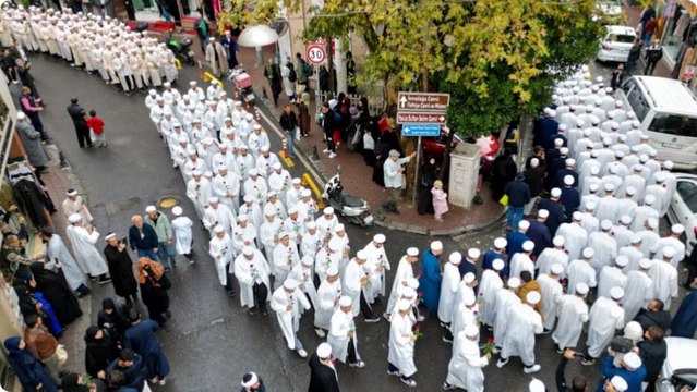 İsmailağa cemaatinden İstanbul'un göbeğinde gövde gösterisi