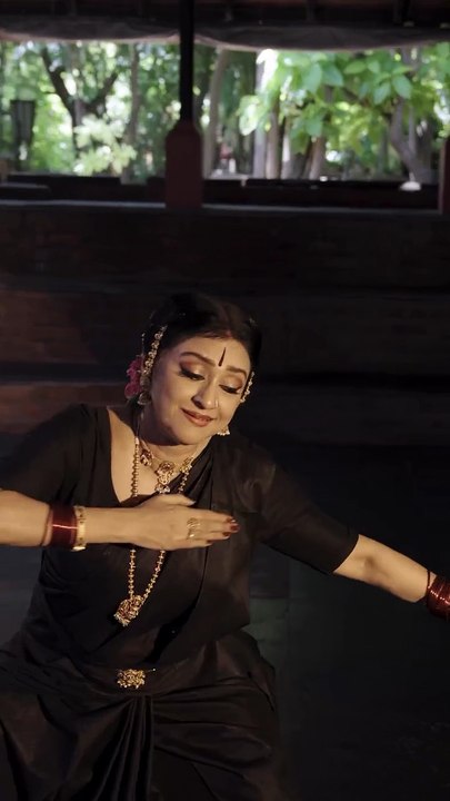 നീണ്ട ഇടവേളയ്ക്ക് ശേഷം നൃത്ത ചുവടുകളുമായി പാർവതി ജയറാം