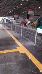 “Chove dentro também”, denuncia morador de alagamento na estação aeroporto; veja vídeo