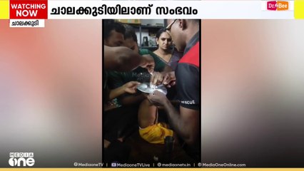'കരയല്ലേ കുഞ്ഞേ...കാർട്ടൂൺ കാണിച്ചു തരാം'; ഇഡ്ഡലി തട്ടിൽ വിരൽ കുടുങ്ങിയ കുഞ്ഞിന് രക്ഷകരായി ഫയർഫോഴ്സ്