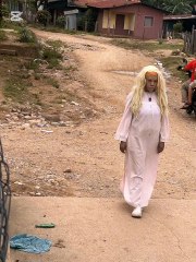 Misteriosa mujer con bata blanca y peluca rubia aparece en río de Olancho