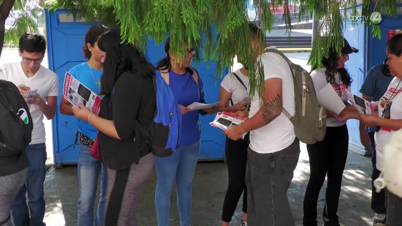El Colectivo Luz de esperanza continúa su labor con la pega de cédulas en la glorieta Niños Héroes