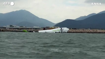 Incidente aereo a Hong Kong: volo cargo esce dalla pista, due morti