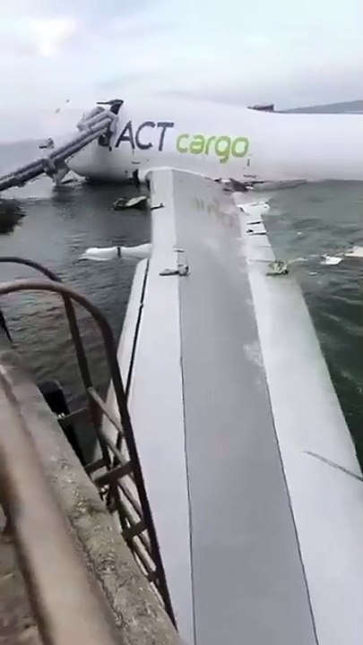 Un Boeing 747 cargo fait une sortie de piste à Hong Kong : l'avion termine dans l'eau et fait deux morts