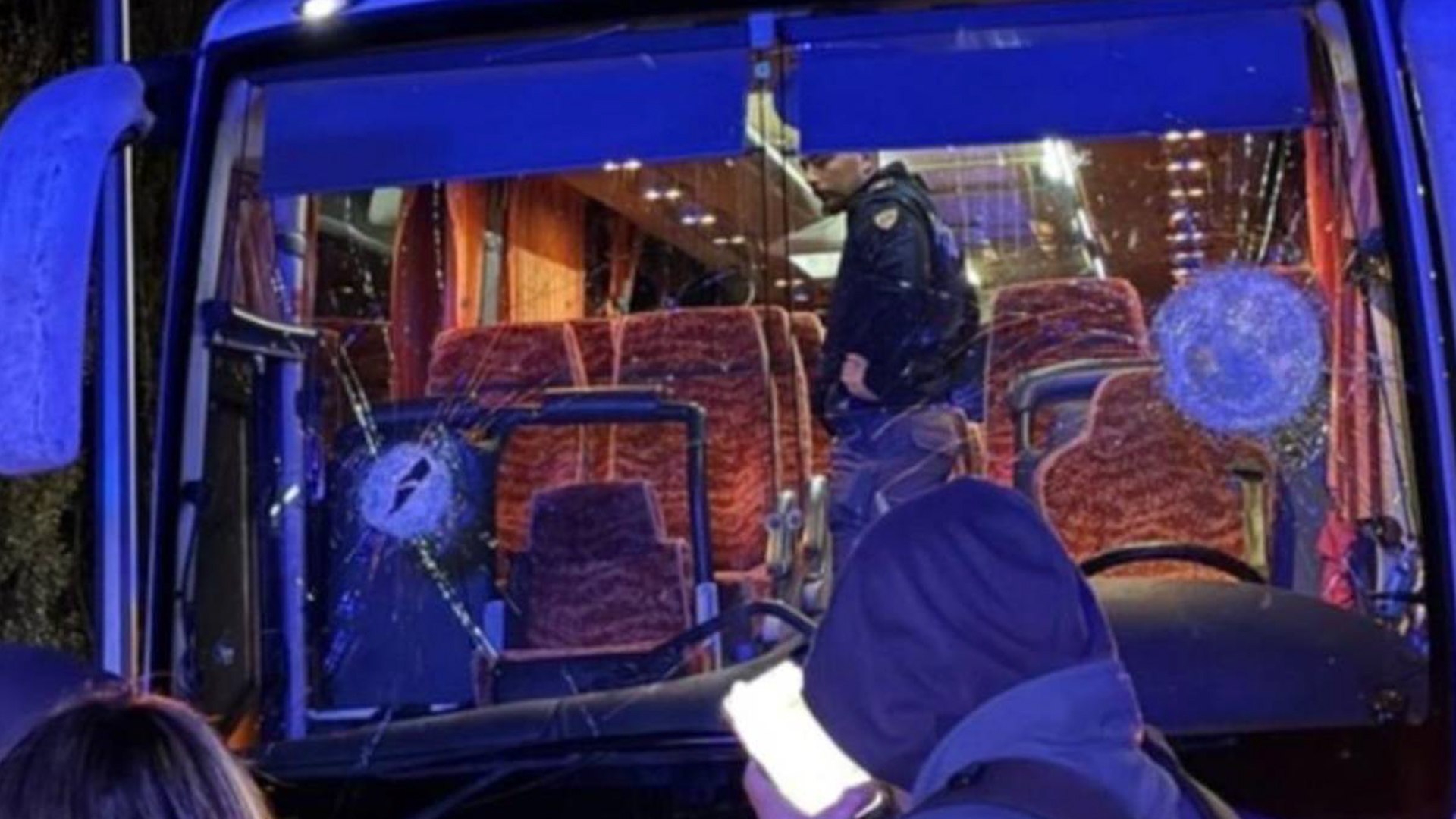 Recibe una pedrada mortal el conductor de un autobús con aficionados de un equipo de baloncesto