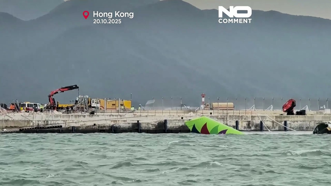 Frachtflugzeug rutscht in Hongkong von Landebahn, zwei Flughafenarbeiter tot