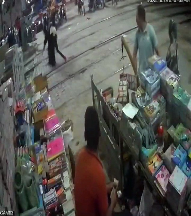 سقطت على القضبان فجأة.. لحظة إنقاذ سيدة من الموت تحت عجلات القطار في مصر