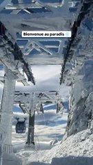 ❄️✨ Un télé­siege qui traverse un paysage féerique…