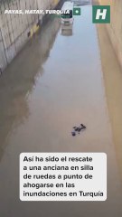 Rescatan a una anciana a punto de ahogarse en las inundaciones en Turquía