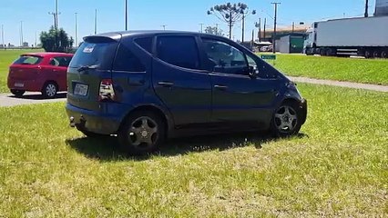 Carros se envolvem em colisão no Trevo do Bairro Guarujá