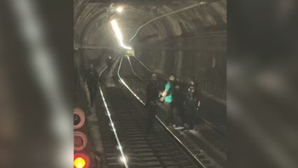 Así ha detenido la Policía a un joven que se escondía en un túnel del Metro en Estrecho