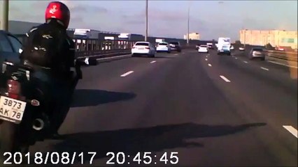 Réflexe salvateur pour ce conducteur qui sauve un motard