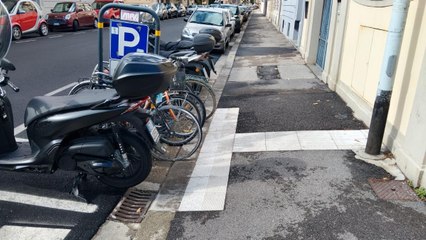 Firenze, le indicazioni per l'attraversamento stradale dei ciechi davanti al parcheggio per i motorini: la video denuncia
