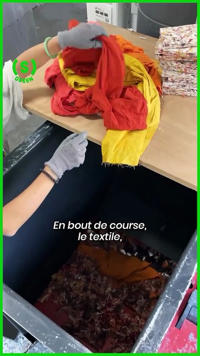 4 millions de tonnes de vêtements sont jetés chaque année en Europe. Et si on arrêtait de gaspiller ? Clarisse Merlet a fondé @fab.brick : des briques faites à 100 % de textile recyclé, même vos vieux t-shirts y passent ♻️ #video