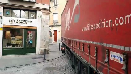 Policía municipal y los Bomberos ayudas a un trailer atascado