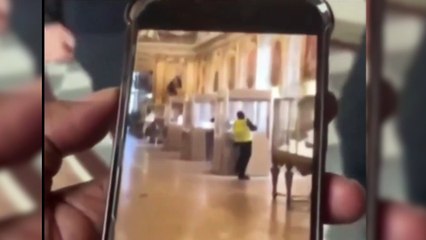 Un turista filmó a uno de los ladrones del Louvre cerca de la vitrina de las joyas robadas