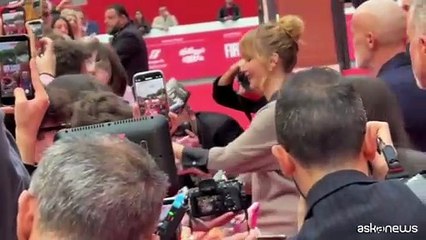 Festa Roma, Jennifer Lawrence si concede ai fan: saluti e autografi