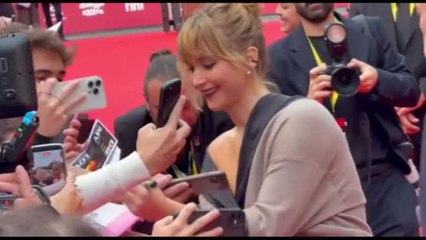 Festa Roma, Jennifer Lawrence si concede ai fan: saluti e autografi