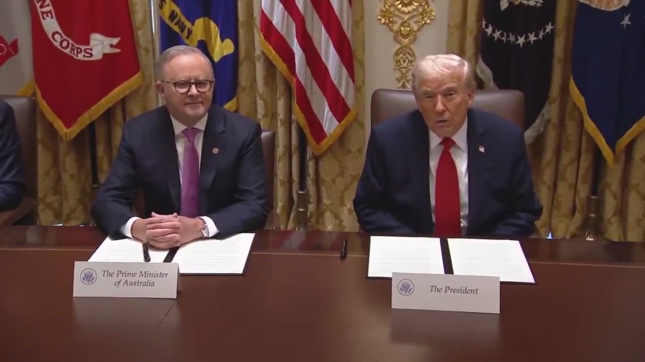 TRUMP BLASTS Fake News Over Historic White House Mirror Incident