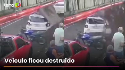 Vídeo mostra o momento em que árvore cai sobre carro e assusta clientes de bar no Paraná