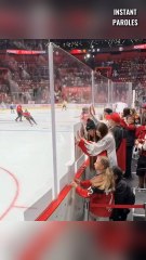 Cette femme offre un palet à cette petite fille lors de ce match de hockey sur glace