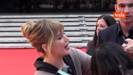 Jennifer Lawrence accolta dai fan sul red carpet della mostra del Cinema di Roma