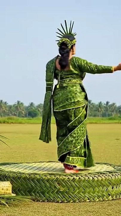 নারিকেল পাতার শাড়ী পড়ে ড্যান্স