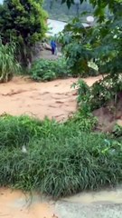 Río Tireo se desborda por intensas lluvias