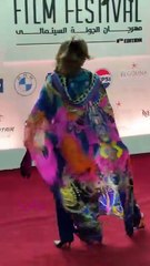 إلهام شاهين تلفت الأنظار بإطلالة مميزة خلال مهرجان الجونة