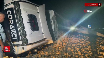 Aksaray’da köpeğe çarpmamak için pancar yüklü tır refüje devrildi