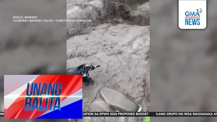 Isang motorsiklo, tinangay ng rumaragasang baha | Unang Balita