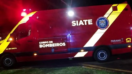 Mulher é socorrida pelo Siate após colisão entre ônibus e Peugeot no Centro