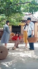 After getting married, she couldn't forget her childhood sweetheart and secretly had an affair with him behind her husband's back. After her rebirth, she hated her own stupidity and vowed not to make the same mistake again. She turned around and clung to