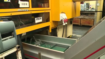 Empresario transforma botellas de plástico en nuevos productos