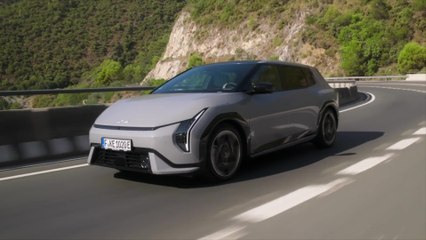 Kia EV4 ‘GT-Line’ 81.4kWh in Wolf Grey Driving Video