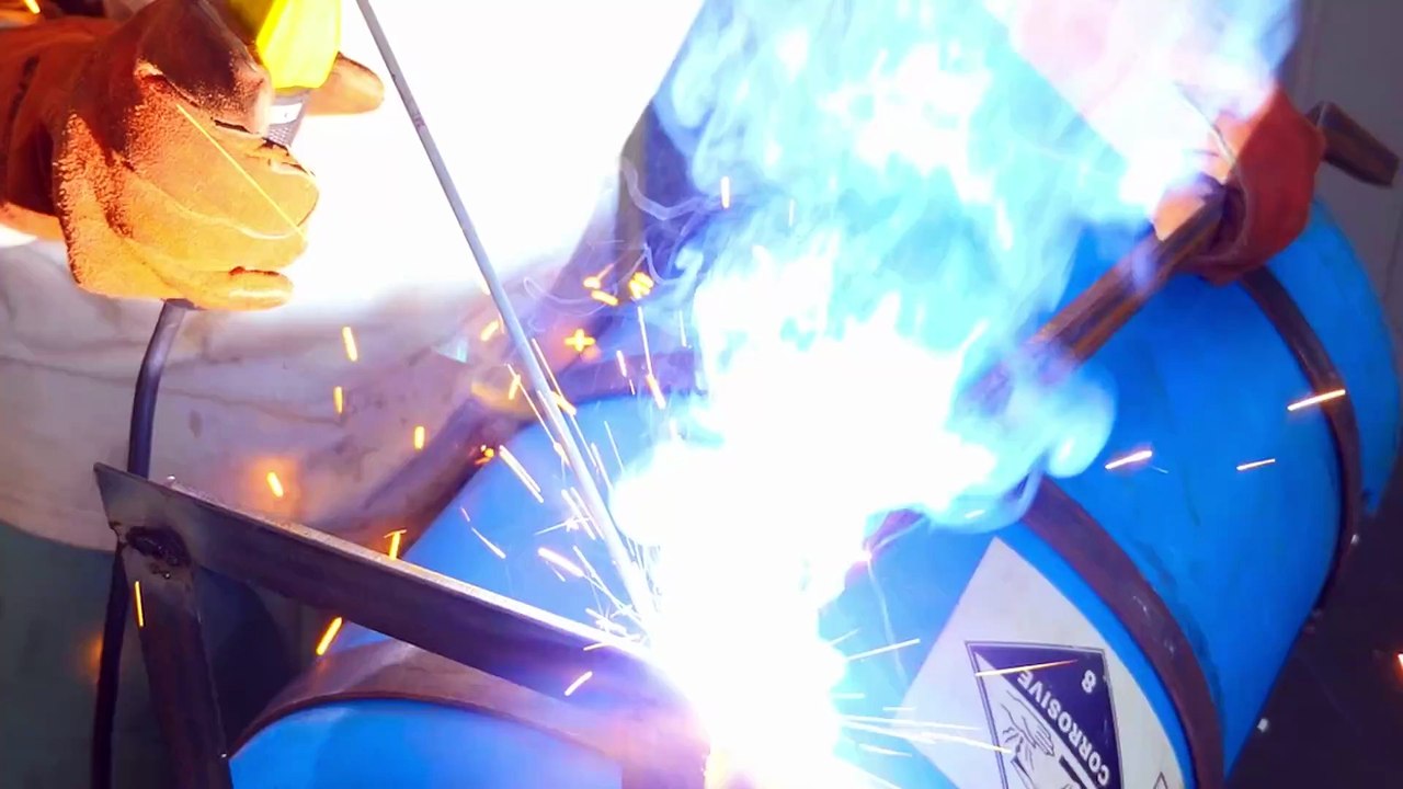 Plastic barrel cutting and recycling