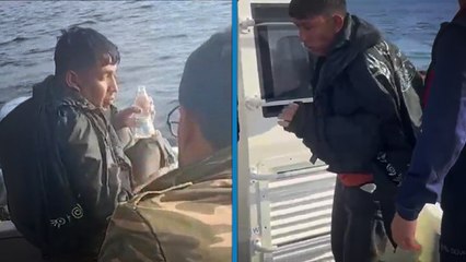 Kaçak göçmen Yunanistan’a geçmeye çalışırken bottan düştü; 12 saat yüzerek hayatta kaldı