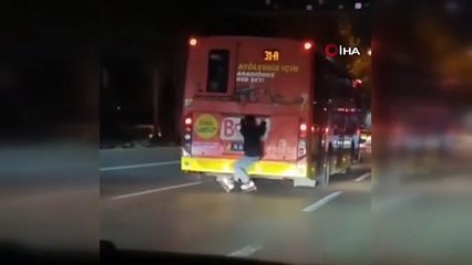 Bursa’da otobüsün arkasında tehlikeli yolculuk