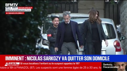 Nicolas Sarkozy quitte son domicile à pied aux côtés de son épouse
