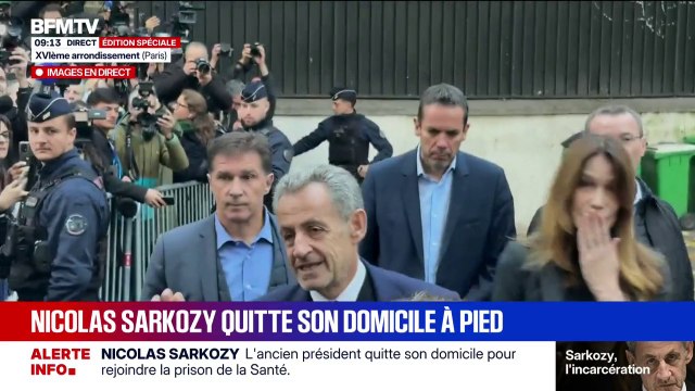 Nicolas Sarkozy salue la foule réunie devant chez lui peu de temps avant de partir pour la prison de la Santé