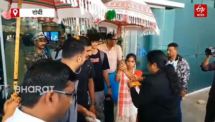रांची में जोरों पर सैफ एथलेटिक्स चैंपियनशिप की तैयारी, रांची एयरपोर्ट पर पारंपरिक तरीके से खिलाड़ियों का स्वागत