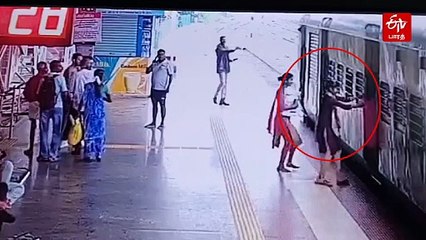 ஓடும் ரயிலில் ஏற முயன்று தடுமாறிய பெண்! நொடிப்பொழுதில் காப்பற்றிய காவலர்!