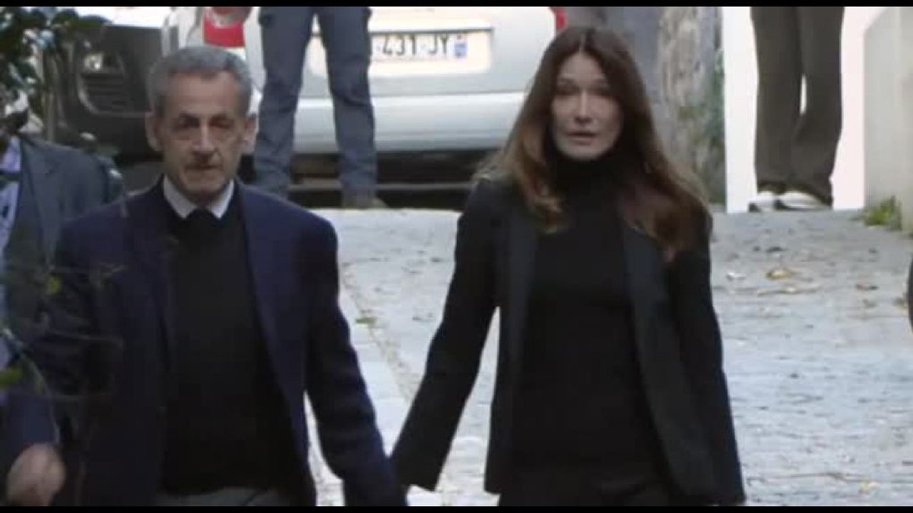 Sarkozy verso il carcere mano nella mano con Carla Bruni