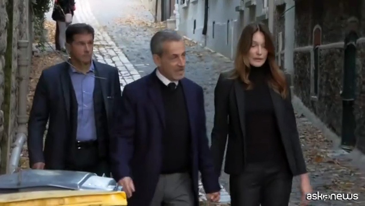 Sarkozy verso il carcere mano nella mano con Carla Bruni