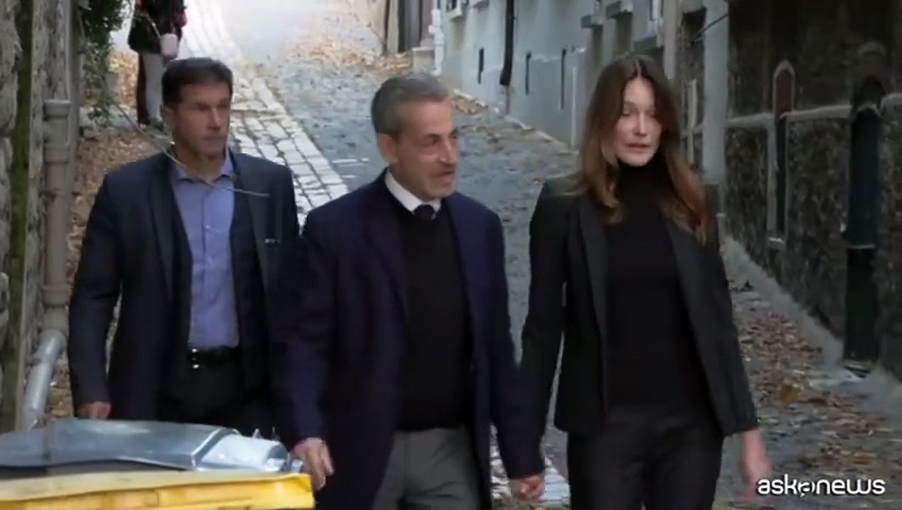 Sarkozy verso il carcere mano nella mano con Carla Bruni