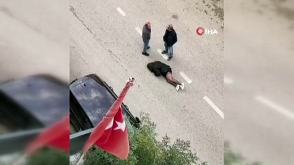 Yolun ortasında yatan kadın ekipleri alarma geçirdi