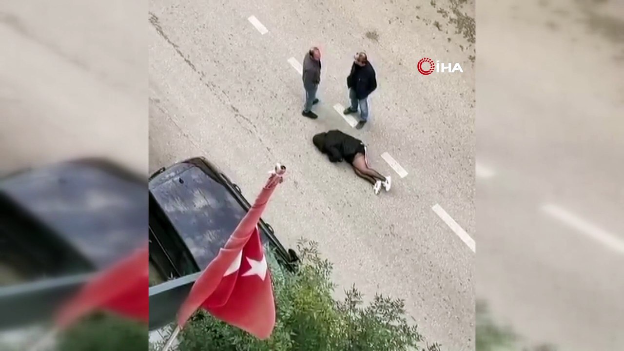 Yolun ortasında yatan kadın ekipleri alarma geçirdi