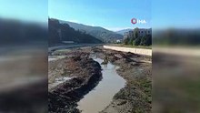 Sinop'ta korkutan kaza! İş makinesi çaya gömüldü