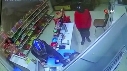 Petrol istasyonunda silahlı soygun kamerada!